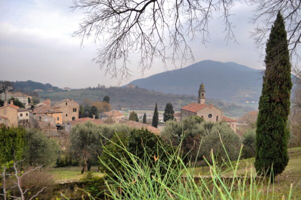 Arqu&agrave; Petrarca: il borgo a due passi